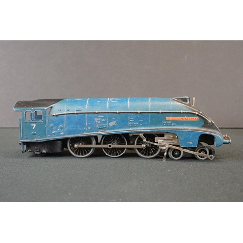 151 - Five Hornby Dublo locomotives to include Sir Nigel Gresley, D5702, D8000, 2-8-0 48073 BR and a 0-6-0... 