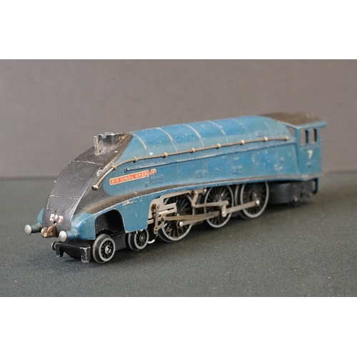 151 - Five Hornby Dublo locomotives to include Sir Nigel Gresley, D5702, D8000, 2-8-0 48073 BR and a 0-6-0... 