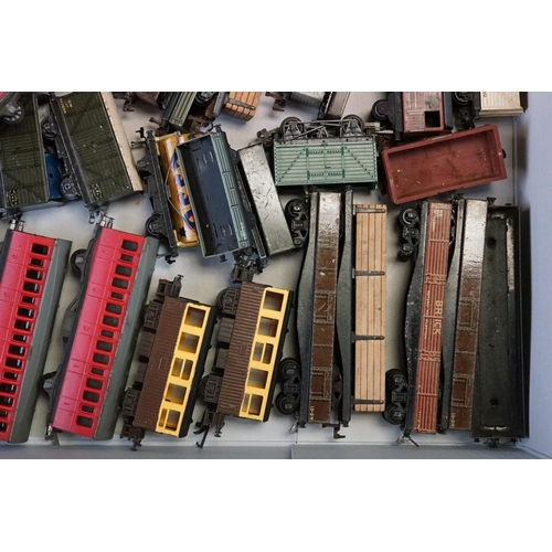 153 - Over 50 OO gauge items of rolling stock to include Hornby, Hornby Dublo, Graham Farish, Triang etc