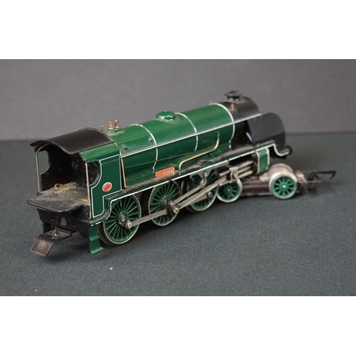 162 - Triang OO gauge Stephenson's Rocket locomotive set, Hornby Sir Dinadan locomotive and 4 x Triang mil... 