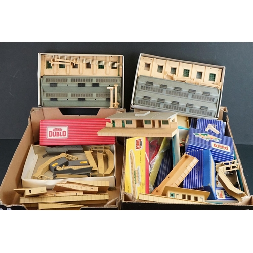 166 - Quantity of Hornby model railway to include boxed & rolling stock, boxed accessories featuring 5086,... 