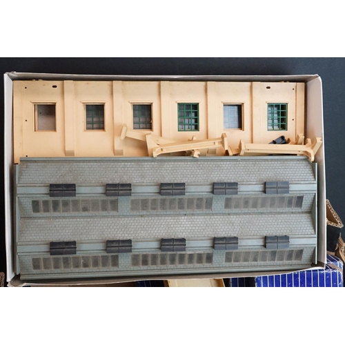 166 - Quantity of Hornby model railway to include boxed & rolling stock, boxed accessories featuring 5086,... 