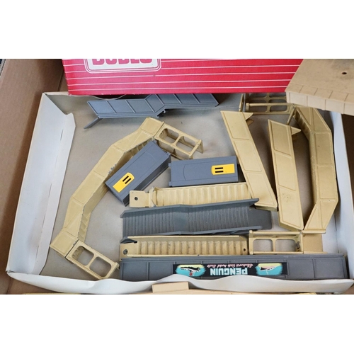 166 - Quantity of Hornby model railway to include boxed & rolling stock, boxed accessories featuring 5086,... 