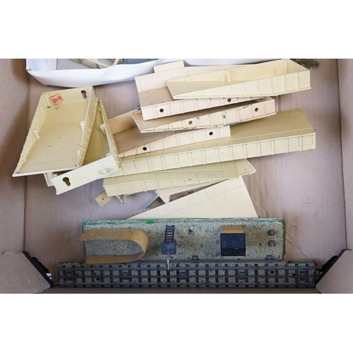 166 - Quantity of Hornby model railway to include boxed & rolling stock, boxed accessories featuring 5086,... 