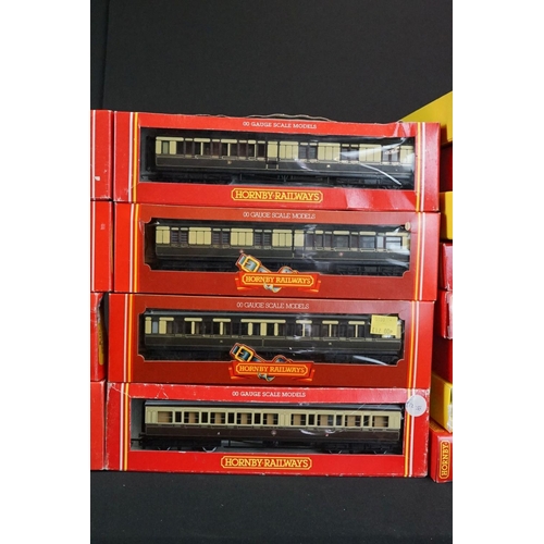 176 - 33 Boxed OO gauge items of rolling stock to include R4240, R4225B, R4165, R123, R223, R484, R122 etc