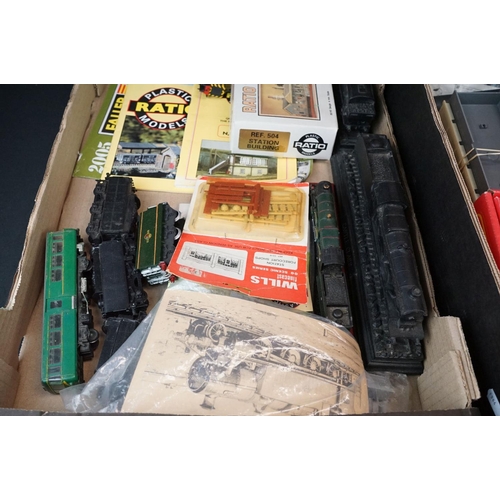 193 - Quantity of OO gauge model railway to include boxed Hornby Clockwork Super Set, boxed Hornby R410 Op... 