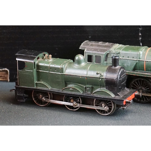 195 - Quantity of Triang OO gauge model railway to include 17 x items of rolling stock, 0-6-0 locomotive, ... 