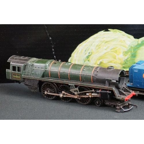 195 - Quantity of Triang OO gauge model railway to include 17 x items of rolling stock, 0-6-0 locomotive, ... 