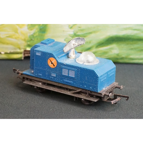 195 - Quantity of Triang OO gauge model railway to include 17 x items of rolling stock, 0-6-0 locomotive, ... 