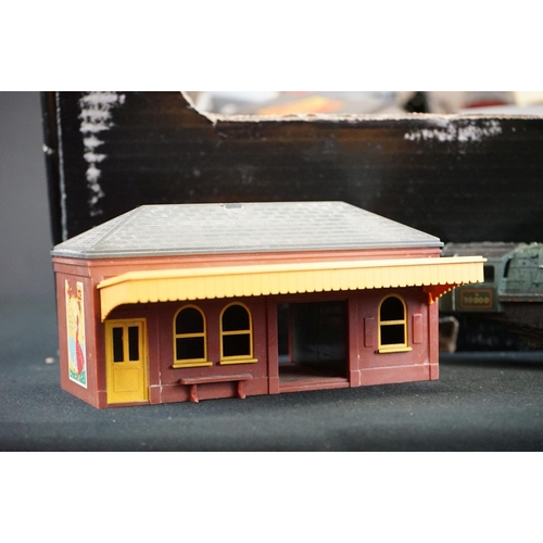 195 - Quantity of Triang OO gauge model railway to include 17 x items of rolling stock, 0-6-0 locomotive, ... 