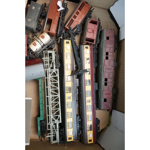 195 - Quantity of Triang OO gauge model railway to include 17 x items of rolling stock, 0-6-0 locomotive, ... 