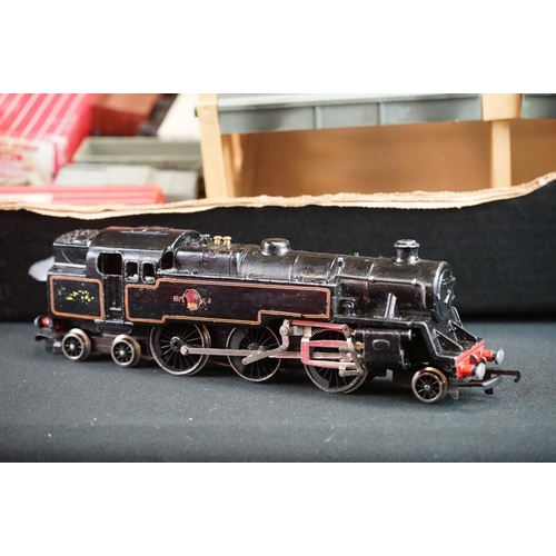 196 - Quantity of Hornby Dublo model railway to include 2-6-0 locomotive, 3 x boxed items of rolling stock... 