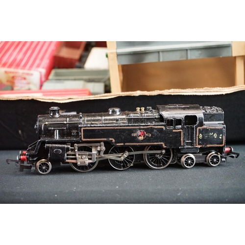 196 - Quantity of Hornby Dublo model railway to include 2-6-0 locomotive, 3 x boxed items of rolling stock... 