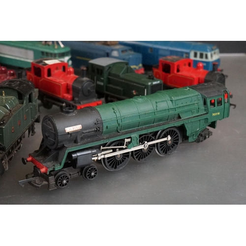 50 - 17 OO / HO gauge locomotives to include Bachmann Spectrum Santa Fe 834, Lima SNCF BB25175, Hornby, T... 