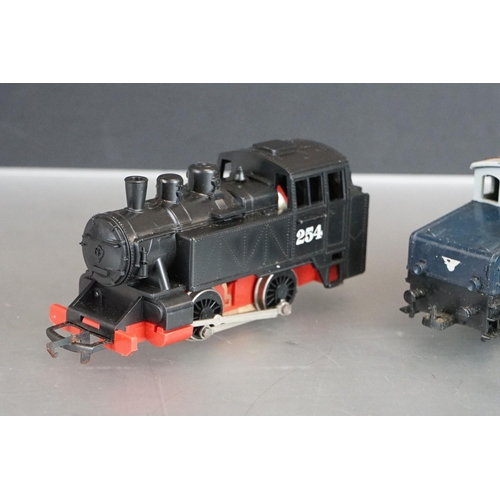 53 - 15 OO / HO gauge locomotives to include Hornby Flying Scotsman, Lima Express Parcels, Hornby Albert ... 