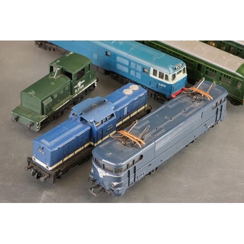 53 - 15 OO / HO gauge locomotives to include Hornby Flying Scotsman, Lima Express Parcels, Hornby Albert ... 