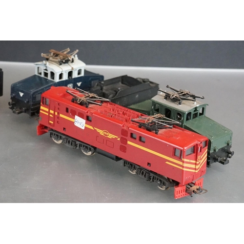 53 - 15 OO / HO gauge locomotives to include Hornby Flying Scotsman, Lima Express Parcels, Hornby Albert ... 