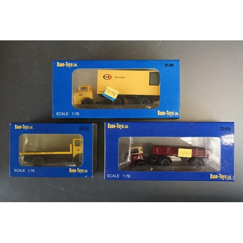 54 - Boxed Hornby OO gauge R863 Brush Type 4 Class 47/48 Diesel Electric Locomotive Silver Seal plus a Ho... 