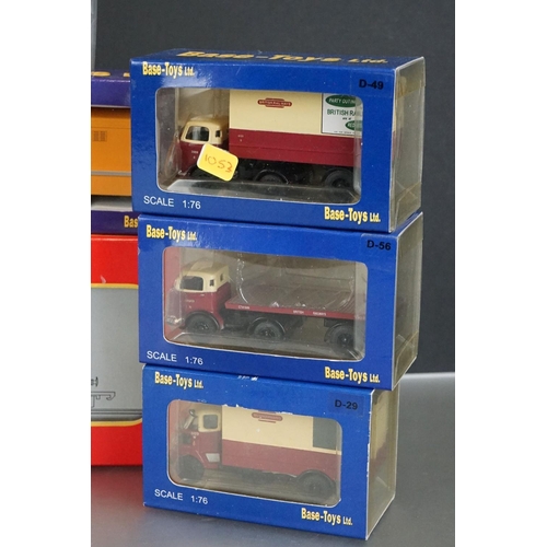 54 - Boxed Hornby OO gauge R863 Brush Type 4 Class 47/48 Diesel Electric Locomotive Silver Seal plus a Ho... 