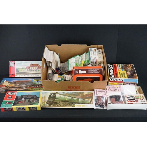 56 - Collection of boxed & bagged OO / HO gauge model kits and accessories to include Faller, Heljan, Air... 