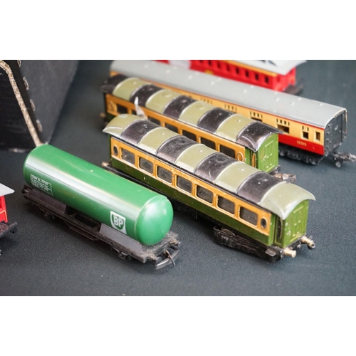 59 - Around 60 OO / HO gauge items of rolling stock to include coaches, tankers and wagons featuring Horn... 