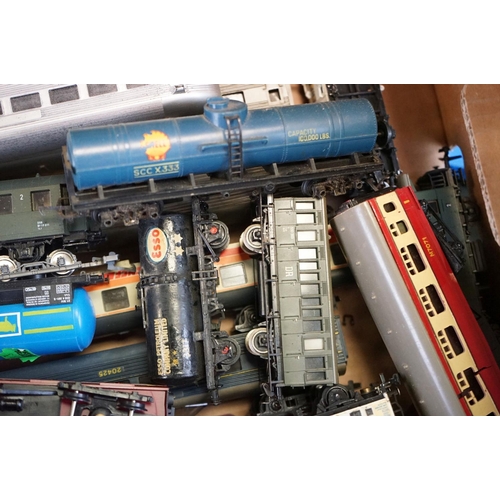 59 - Around 60 OO / HO gauge items of rolling stock to include coaches, tankers and wagons featuring Horn... 