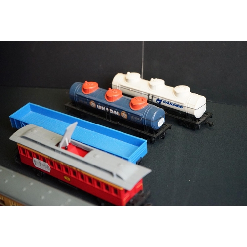 59 - Around 60 OO / HO gauge items of rolling stock to include coaches, tankers and wagons featuring Horn... 