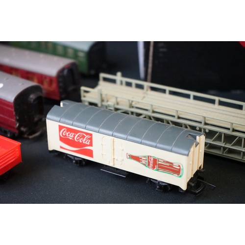 59 - Around 60 OO / HO gauge items of rolling stock to include coaches, tankers and wagons featuring Horn... 