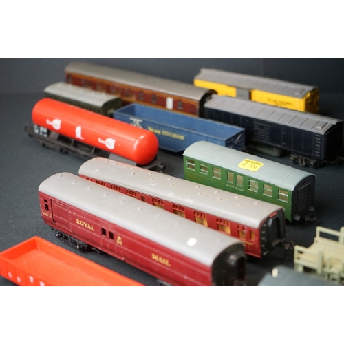 59 - Around 60 OO / HO gauge items of rolling stock to include coaches, tankers and wagons featuring Horn... 