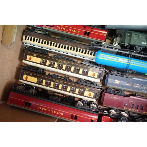 59 - Around 60 OO / HO gauge items of rolling stock to include coaches, tankers and wagons featuring Horn... 