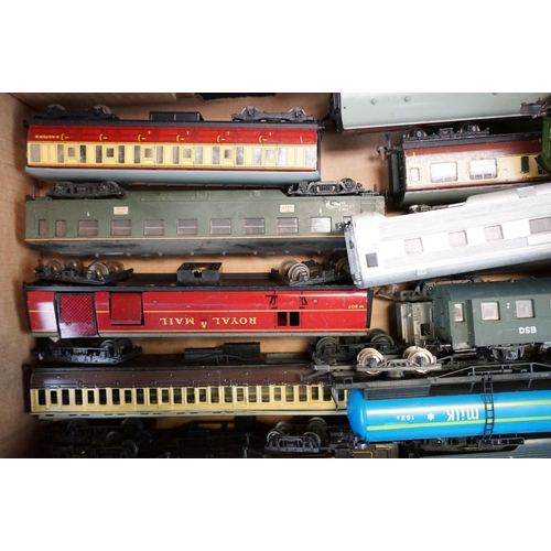 59 - Around 60 OO / HO gauge items of rolling stock to include coaches, tankers and wagons featuring Horn... 