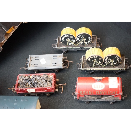 60 - Around 100 OO / HO gauge items of rolling stock to include Hornby Dublo, Mainline, Hornby, Lima etc