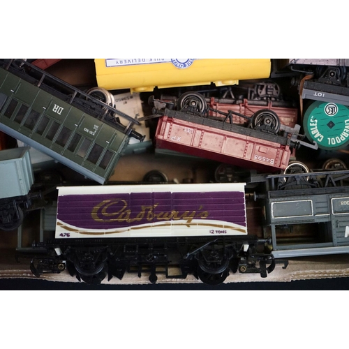 60 - Around 100 OO / HO gauge items of rolling stock to include Hornby Dublo, Mainline, Hornby, Lima etc