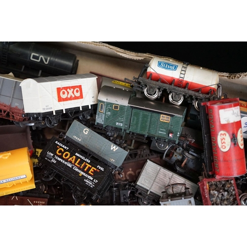 60 - Around 100 OO / HO gauge items of rolling stock to include Hornby Dublo, Mainline, Hornby, Lima etc