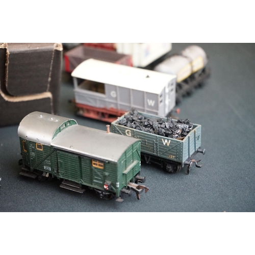 60 - Around 100 OO / HO gauge items of rolling stock to include Hornby Dublo, Mainline, Hornby, Lima etc