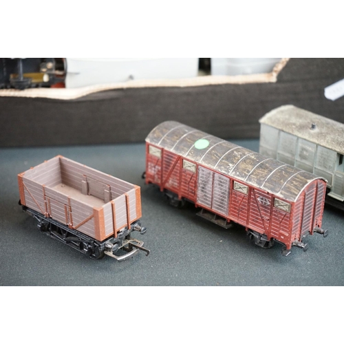 60 - Around 100 OO / HO gauge items of rolling stock to include Hornby Dublo, Mainline, Hornby, Lima etc