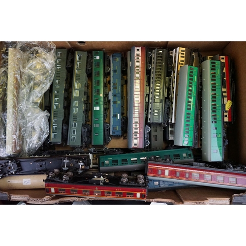 61 - 56 OO / HO gauge items of rolling stock to include Hornby Dublo, Triang, Hornby etc, all coaches