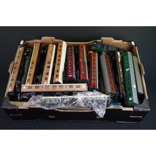 61 - 56 OO / HO gauge items of rolling stock to include Hornby Dublo, Triang, Hornby etc, all coaches