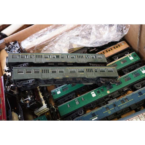 61 - 56 OO / HO gauge items of rolling stock to include Hornby Dublo, Triang, Hornby etc, all coaches