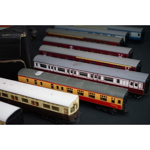 61 - 56 OO / HO gauge items of rolling stock to include Hornby Dublo, Triang, Hornby etc, all coaches