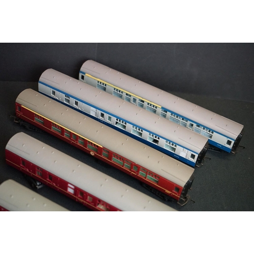 61 - 56 OO / HO gauge items of rolling stock to include Hornby Dublo, Triang, Hornby etc, all coaches