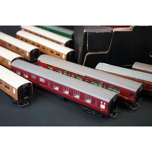 61 - 56 OO / HO gauge items of rolling stock to include Hornby Dublo, Triang, Hornby etc, all coaches