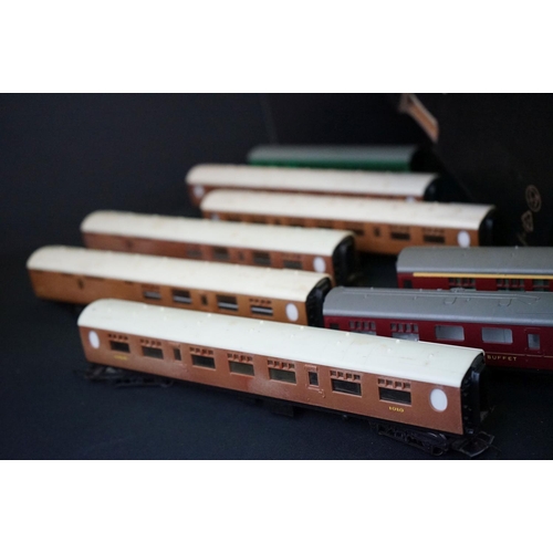 61 - 56 OO / HO gauge items of rolling stock to include Hornby Dublo, Triang, Hornby etc, all coaches