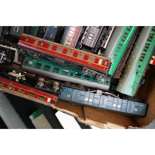 61 - 56 OO / HO gauge items of rolling stock to include Hornby Dublo, Triang, Hornby etc, all coaches