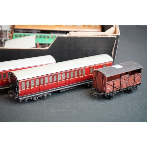 62 - Around 70 Hornby Dublo items of rolling stock to include coaches, wagons and tankers