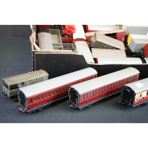 62 - Around 70 Hornby Dublo items of rolling stock to include coaches, wagons and tankers