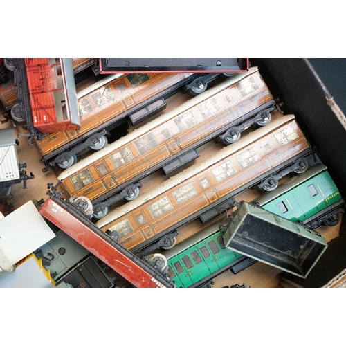 62 - Around 70 Hornby Dublo items of rolling stock to include coaches, wagons and tankers