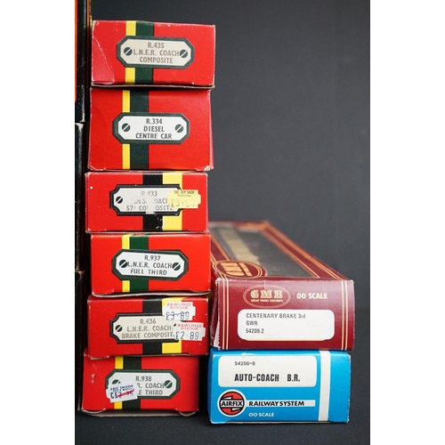 65 - 30 Boxed OO gauge items of rolling stock to include 25 x Hornby / Triang, 3 x Palitoy Mainline, 2 x ... 