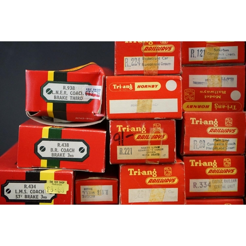 65 - 30 Boxed OO gauge items of rolling stock to include 25 x Hornby / Triang, 3 x Palitoy Mainline, 2 x ... 