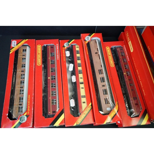 65 - 30 Boxed OO gauge items of rolling stock to include 25 x Hornby / Triang, 3 x Palitoy Mainline, 2 x ... 